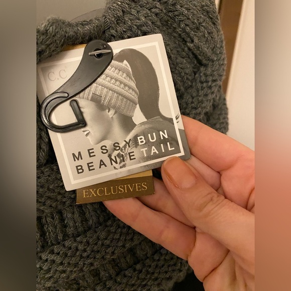 NWT Ponytail CC messy bun beanie hat. Dark Gray - Picture 2 of 8